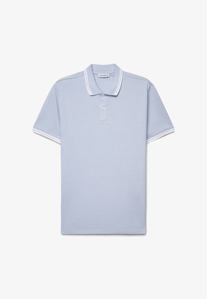 Polo a maniche corte color azzurro chiaro con doppie strisce bianche sul colletto e sui bordi delle maniche, abbottonatura con due bottoni e dettagli di cuciture visibili.