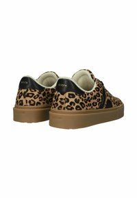 Zapatillas de leopardo con una textura suave, detalles en cuero negro y suelas de goma beige. Presentan un logo en la parte trasera.