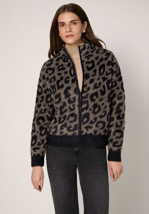 Cardigan con zip e stampa leopardata in morbido grigio e nero, caratterizzato da un collo alto, polsini e orlo a coste, con una texture soffice su tutta la superficie.