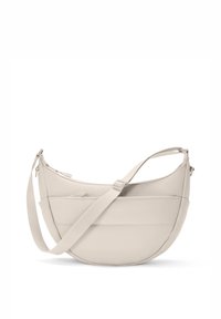 Beżowa torebka na ramię w kształcie półksiężyca z regulowanym paskiem na ramię i kieszeniami na zamek, o gładkiej, miękkiej teksturze.