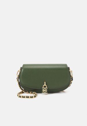 Sac bandoulière en cuir vert avec une chaîne dorée et une fermeture à serrure dorée avec les initiales "MK" sur le devant.
