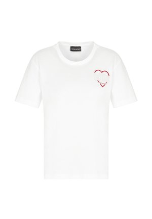 Maglietta bianca a maniche corte con un contorno a forma di cuore rosso e un design ricamato bianco e rosso con texture sul petto sinistro.