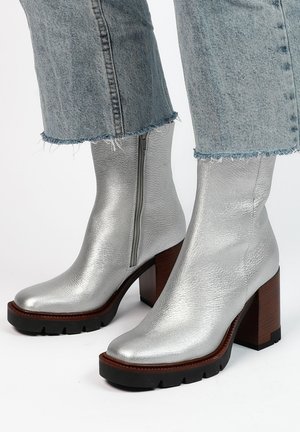 Plateaustiefelette - silber