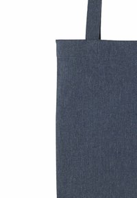Borsa tote in denim blu scuro con una larga tracolla, cuciture visibili nella parte superiore, sfondo semplice.