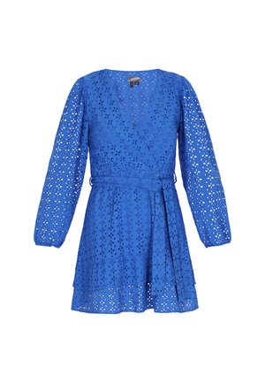 Mėlyna apvalkalo suknelė su ilgomis pūstomis rankovėmis, pasipuošusi akinių raštu, su aiškiai apibrėžta juosimi ir daugiasluoksne sijonu, suteikiančiu papildomo tūrio.