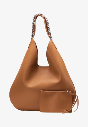 Sac hobo en cuir beige avec une texture lisse, doté d'une anse en chaîne épaisse et d'une pochette zippée amovible.