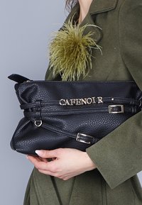 Borsa a mano in pelle nera con lettering dorato "CAFENOIR." Presenta un design arricciato, una tracolla regolabile e una superficie testurizzata.