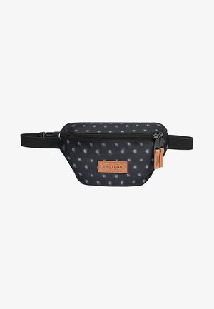 Riñonera Eastpak negra con un sutil patrón de cuadros, parche de logo en cuero marrón claro, dos tiradores de cremallera y correa negra ajustable.