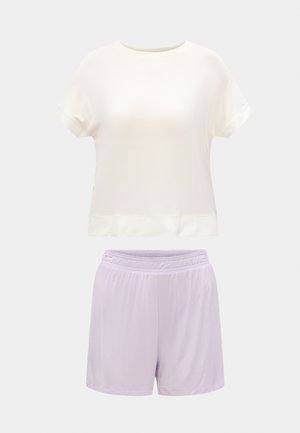 Valge lühikeste varrukatega ümara kaelusega T-särk ühendatuna helelillade lõhest elastse vöökohaga lühikestega ühtlasel taustal.