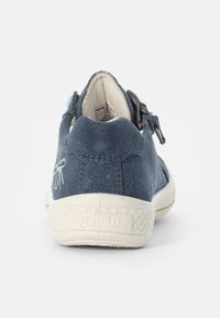 Blauer Wildlederschuh mit weißer Gummisohle, mit Blumenstickerei an der Seite und verstellbarem Riemen für eine einfache Anpassung. Rückansicht gezeigt.