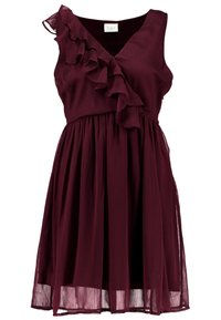 Bordeauxfärgad klänning med V-ringning och enaxlad volangdetalj. Flödande tyg, figurnära bodice och rynkad kjol skapar en feminin silhuett.