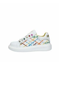 Weiße Sneakers mit buntem Kreuzstich in Rot, Blau, Grün, Gelb und Orange, dekorativen Ösen und strukturiertem Schuhsohle.