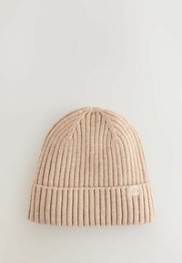 Beige gestrickte Mütze mit vertikalen Rippungen und umgeschlagenem Bund. Sie verfügt über ein kleines, quadratisches Logotab am Bund für das gewisse Etwas.