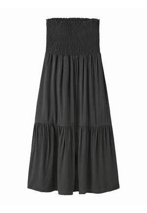 Czarna, długa sukienka bez ramiączek z marszczonym gorsetem i warstwową, marszczoną spódnicą z lekkiego materiału.