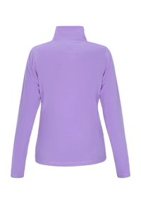 Pullover viola a maniche lunghe con colletto alto e una consistenza morbida. Presenta una finitura liscia e senza dettagli hardware visibili.