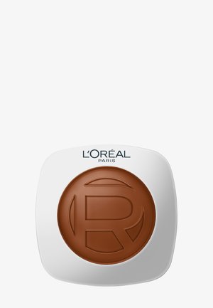 Compact L'Oréal Paris avec poudre pressée brune embossée d'un "R" stylisé sur un étui carré blanc.