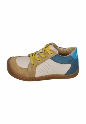 Kindersportschuh mit beigem Veloursleder, weißem Leder, blauem Veloursabsatz, gelben Schnürsenkeln und brauner Gummisohle vor weißem Hintergrund.