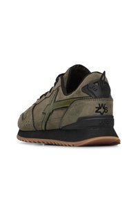 Zelené semišové sneakers s černými akcenty, s texturovanou podrážkou, perforacemi na straně a logem na zadní patě.