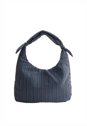 Geantă de umăr din țesătură albastru deschis cu dungi verticale înguste albe și bej și bretele noduroase pe un fundal alb.