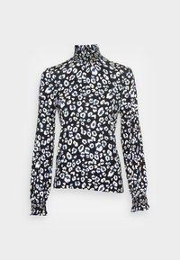 Top nero a maniche lunghe con stampa leopardata blu e bianca, colletto alto arricciato e polsini arricciati sulle maniche.