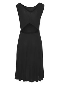 Czarna bezrękawnikowa sukienka z miękkiego materiału z rozkloszowanym dołem. Posiada wycięcie w talii i szeroki dekolt.
