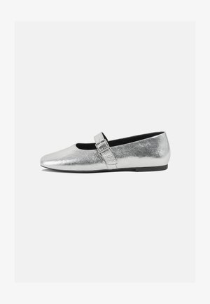 Sølvmetallic balletflade med spids tå og spænde på siden. Glat tekstur, lav sort hæl, minimalistisk design.