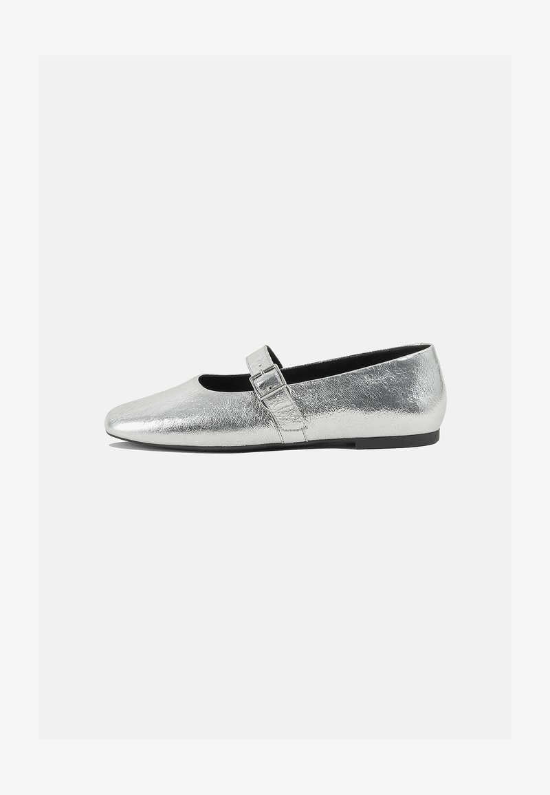 Silberne metallische Ballerinas mit spitzem Zehenbereich und seitlichem Schnallenverschluss. Glatte Textur, niedriger schwarzer Absatz, minimalistisches Design.