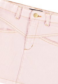 Lyserosa denimskjørt med gul søm, med knapp foran, beltehemper og to sidelommer. Glatt tekstur og tettsittende design.