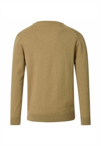 Hellbrauner gestrickter Pullover mit langen Ärmeln, Rundhalsausschnitt und geripptem Saum. Glatte Textur mit minimalen Details und ohne sichtbare Muster.