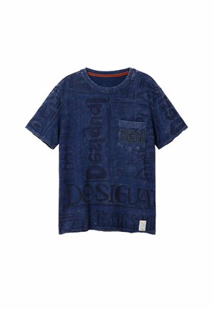Granatowy T-shirt z krótkim rękawem, ozdobiony teksturowanym napisem i kieszenią na przyszyciu. Wykonany z miękkiego materiału, z okrągłym dekoltem i luźnym krojem.
