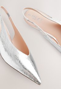 Next STANDARD/WIDE FIT - FOREVER COMFORT POINT TOE LOW KITTEN  - Escarpins - metallic grey