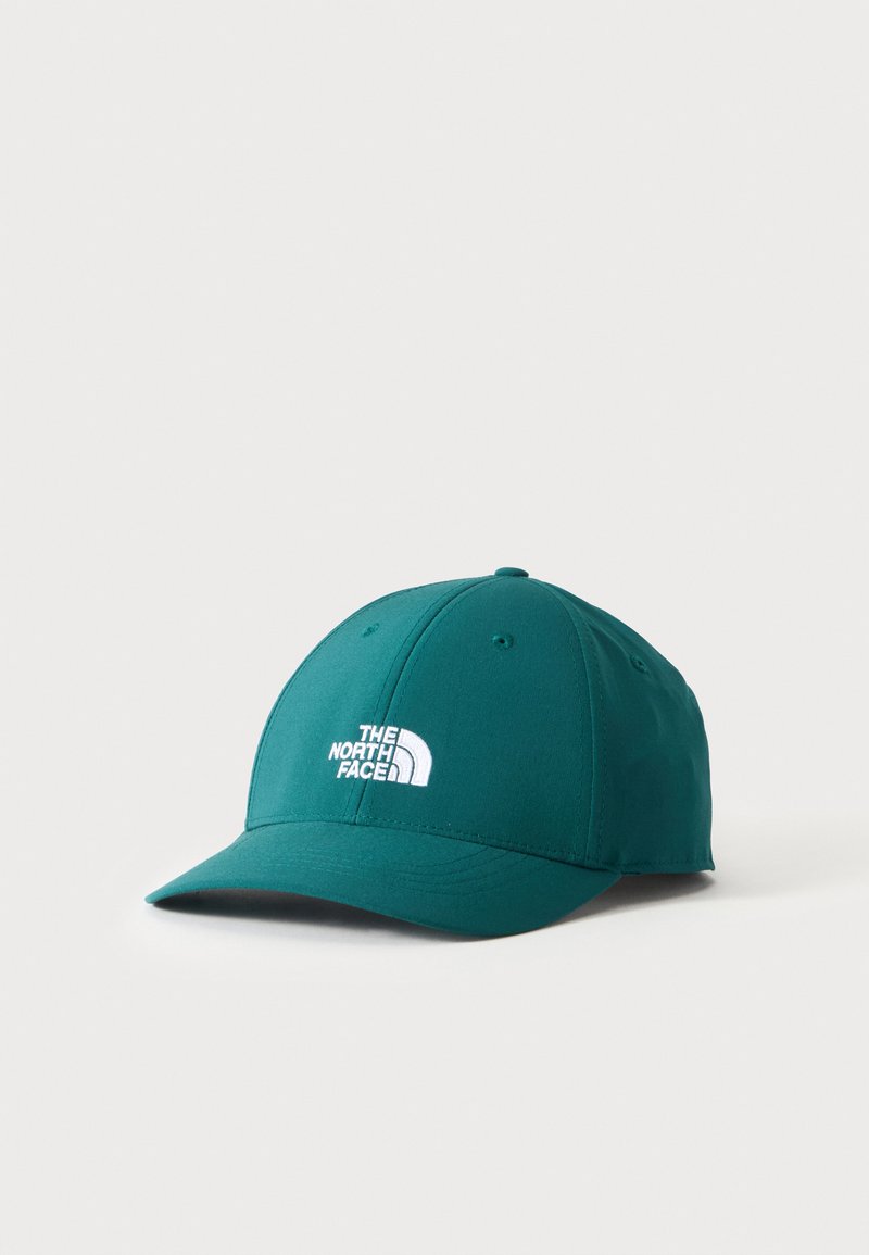 Casquette de baseball bleu sarcelle avec une visière courbée et un logo blanc The North Face à l’avant, sur un fond clair uni.