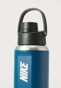 Nike vandflaske med en blå mat finish, rustfrit stål bund, sort låg og håndtag. Har et fremtrædende hvidt logo på siden.