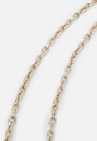 Collana in oro con catena, caratterizzata da anelli ovali intrecciati con una finitura liscia e lucidata e un colore uniforme in tutta la lunghezza.