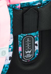 Schwarz ergonomisches, verstellbares System mit bunter Blumen- und Panda-Musterstoffe. Verfügt über Größenanzeigen: XL, L, M, S. Atemaktives Material.