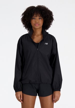 Zwarte lichtgewicht jas met rits aan de voorkant, hoge kraag, elastische manchetten en een gathered zoom. Heeft een klein reflecterend logo op de borst.