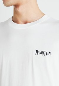 Jack & Jones JORBRONX SQUARE TEE CREW NECK - T-shirt med print - bright white