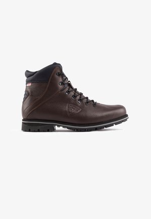 Braune Leder-Wanderstiefel mit strukturierter Oberfläche, schwarzen Akzenten, Metallösen und einer robusten Sohle für guten Halt. Besitzt einen gepolsterten Schaft.