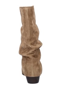 Bottine en suède marron avec un design décontracté, talon bas empilé et texture lisse. Présente des détails de couture le long de l'arrière.