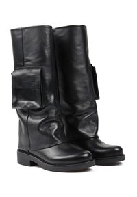 Czarne skórzane botki do kolan o gładkiej teksturze, z kwadratową kieszonką po boku i solidną gumową podeszwą.