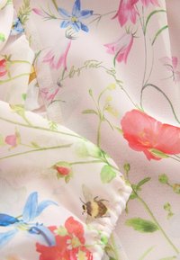 Lätt blommig tyg med rosa, blå och gula blommor och en delikat bi-detail. Mjuk textur med en genomskinlig finish.
