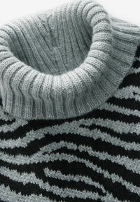 Next REGULAR FIT - ROLL NECK SHORT SLEEVE ZEBRA  - Trükipildiga T-särk - black white