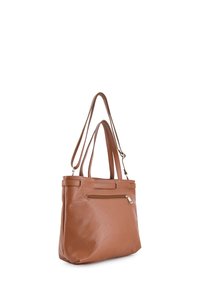 Brun læder tote bag med tekstureret overflade, to skulderremme, lynlåslukning øverst og en lynlåslomme foran.