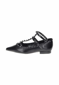 Scarpa nera piatta con punta affusolata, dettagli borchiati e doppie cinghie alla caviglia. Realizzata in pelle liscia con tacco basso. Cinghie testurizzate.