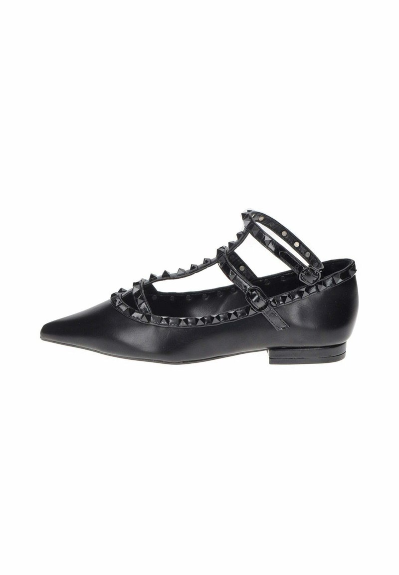 Scarpa nera piatta con punta affusolata, dettagli borchiati e doppie cinghie alla caviglia. Realizzata in pelle liscia con tacco basso. Cinghie testurizzate.