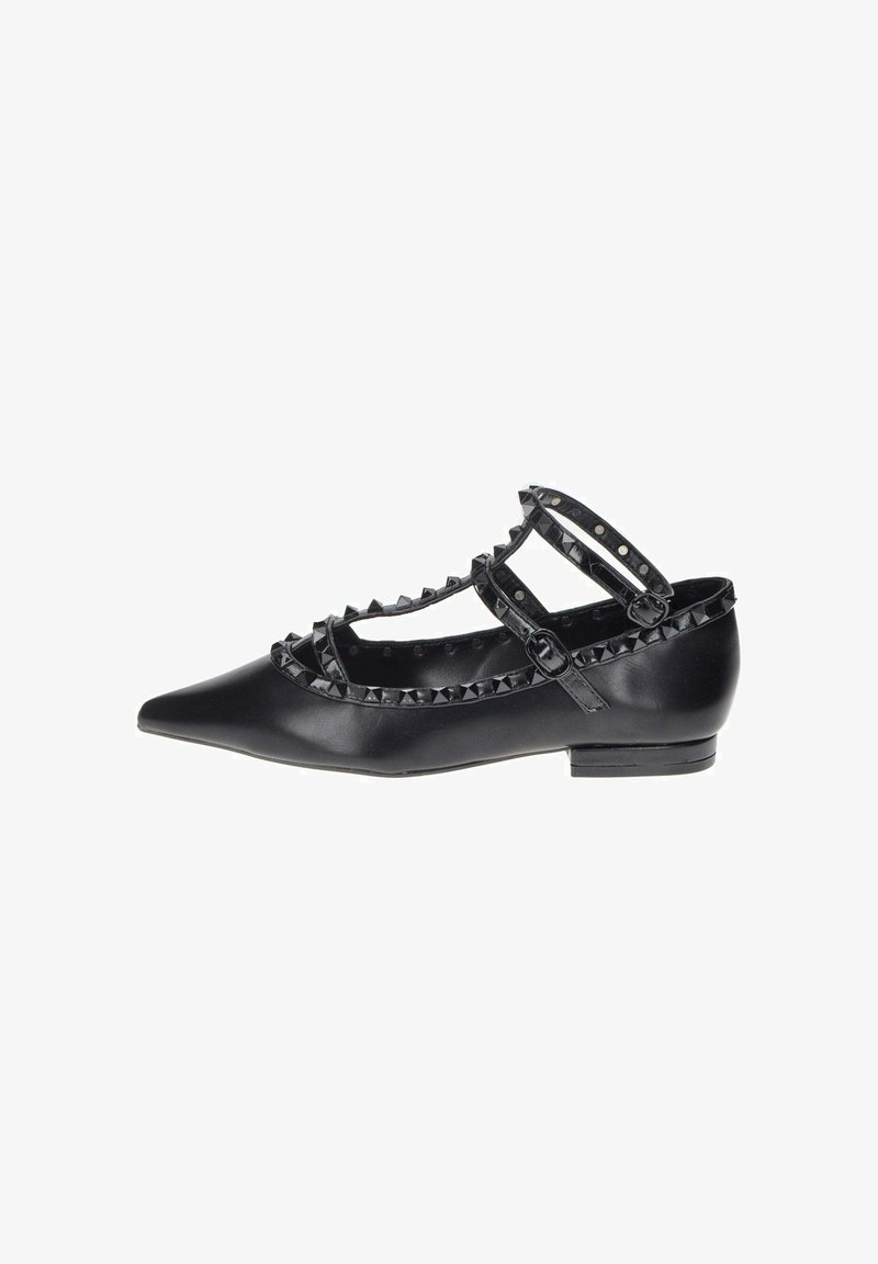 Scarpa nera piatta con punta affusolata, dettagli borchiati e doppie cinghie alla caviglia. Realizzata in pelle liscia con tacco basso. Cinghie testurizzate.