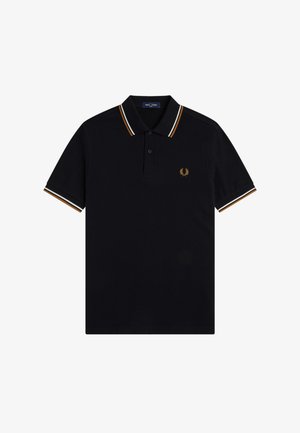 Polo negro de manga corta con tapeta de dos botones, cuello y puños a rayas marrones y blancas, y pequeño logotipo dorado de laurel en el pecho.
