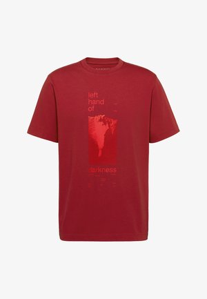 Maglietta rossa a maniche corte con scollo tondo, con grafica di una mano sinistra che si protende verso il basso e testo "left hand of darkness" disposto verticalmente sul davanti.