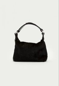 Juodos kailio rankinė su minkšta tekstūra, stačiakampio formos ir trumpu, išlenktu odiniu dirželiu su sidabro detalėmis.