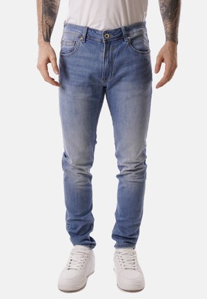 Jeans in denim azzurro chiaro con una vestibilità slim, caratterizzati da un tradizionale design a cinque tasche, sbiadimenti sottili e un bottone di chiusura in vita.
